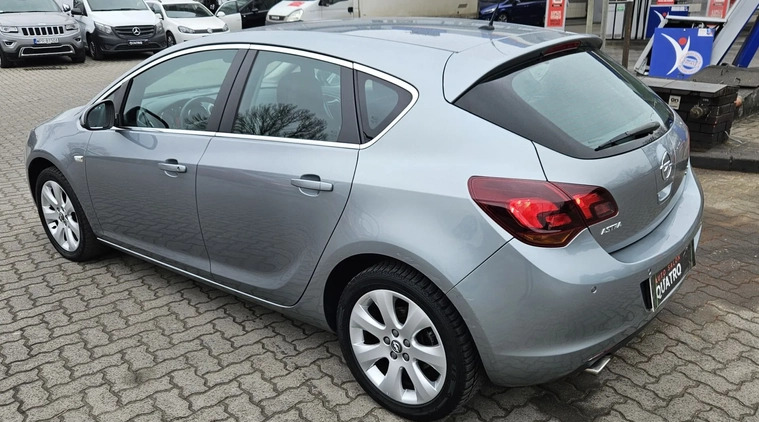 Opel Astra cena 33000 przebieg: 110883, rok produkcji 2012 z Darłowo małe 301